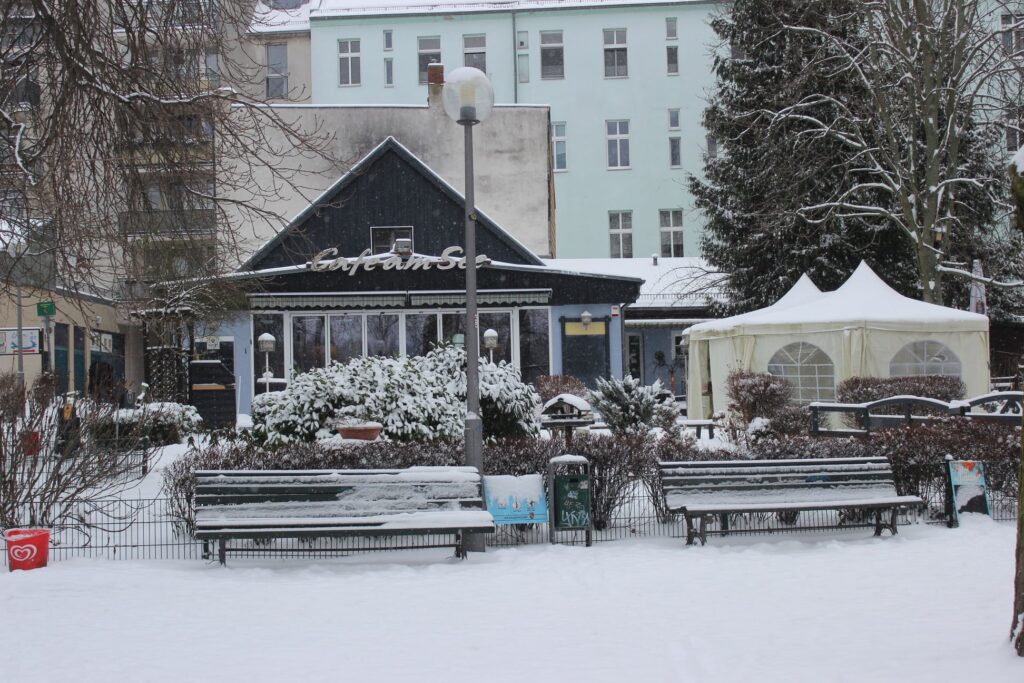 Das Cafe am See - hier im schönen Winterkleid